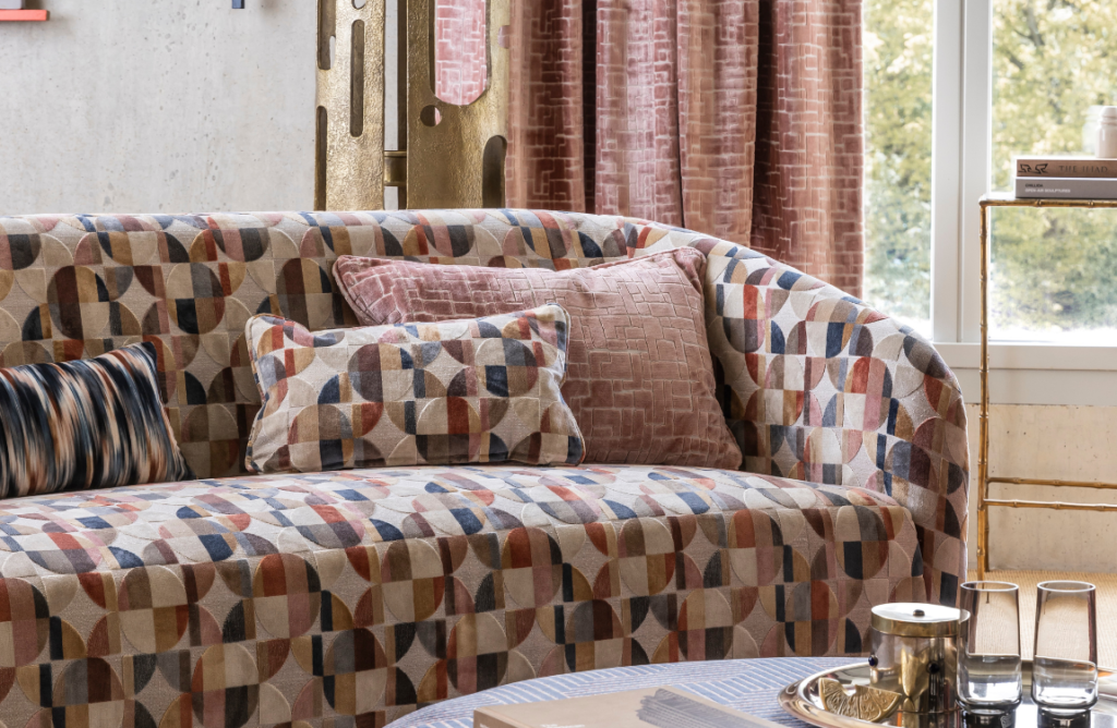 sofa con cojines de diferentes telas decorativas para el hogar