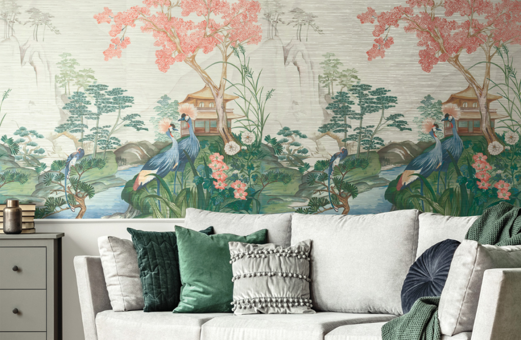 sofa con cojines y mural de pared con paisaje de arboles y pavos reales en todos calidos