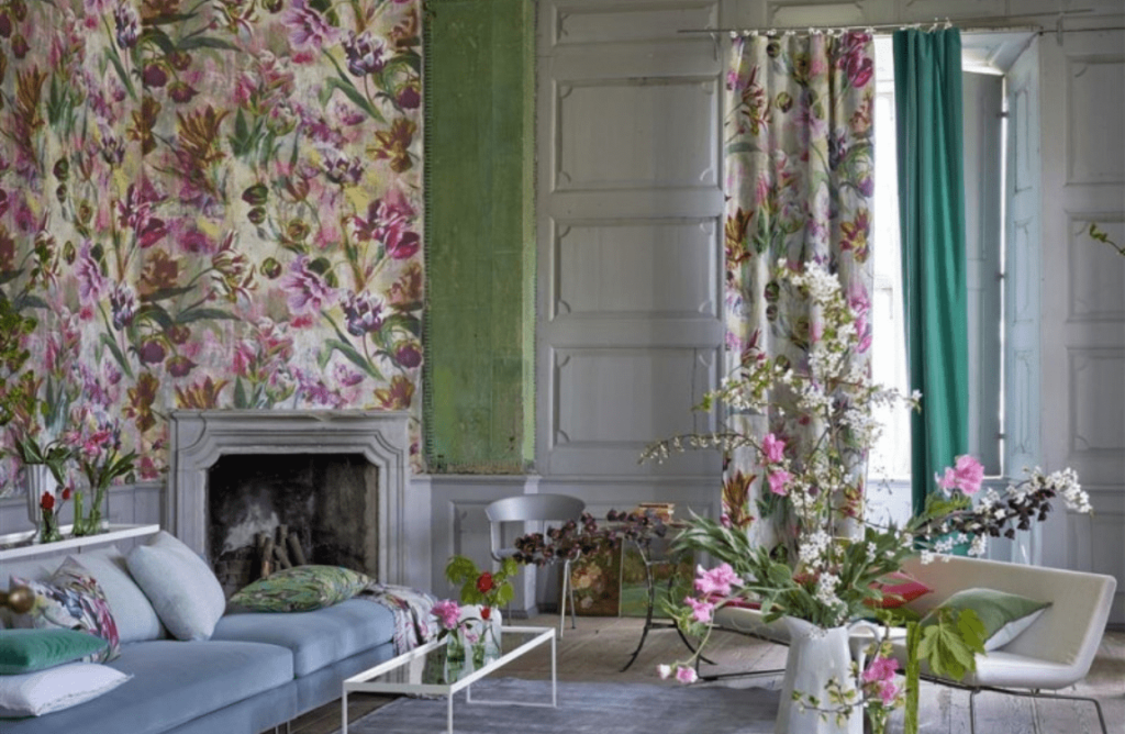 salon con cortina y papel de pared con motivos florales