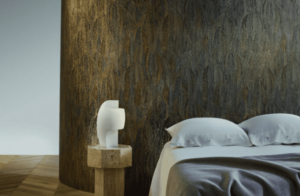dormitorio con papel pintado texturizado en hojas con colores marrones, grises y dorados