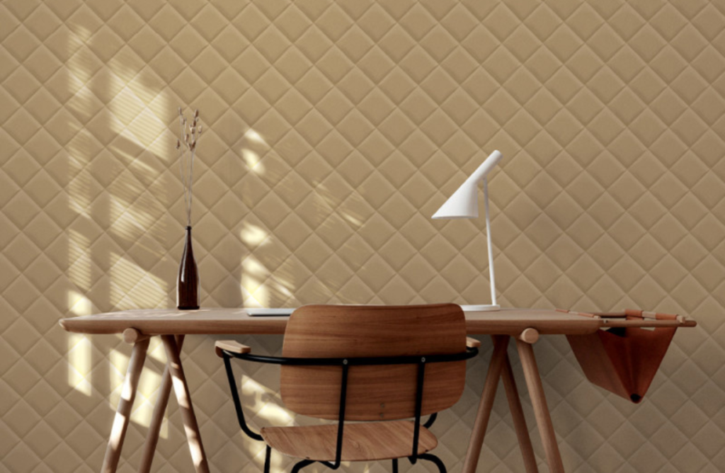 escritorio con papel pintado texturizado en la pared en forma de rombos y color marron claro