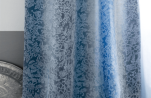 cortina con tonos azules y grises y dibujos de flores
